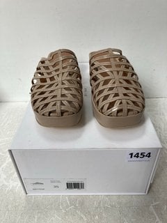PAIR OF NORMAN LADIES KHAKI GRAINED LEATHER SANDALS SIZE: UK 2 - RRP £231: LOCATION - BR6