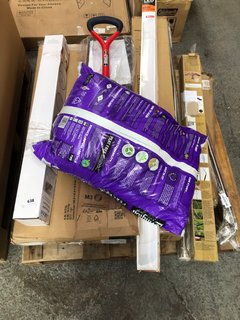 PALLET OF ASSORTED GARDEN ITEMS TO INCLUDE LEVINGTON PEAT FREE ORGANIC BLEND SOIL CONDITIONER: LOCATION - B8 (KERBSIDE PALLET DELIVERY)