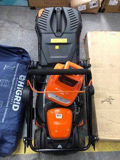 YARD FORCE CORDLESS LAWN MOWER IN ORANGE AND BLACK WITH BATTERY AND CHARGER: LOCATION - B8