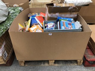 PALLET OF ASSORTED BOOKS TO INCLUDE PIRATES OF DARKSEA, THE NOOM MINDSET, NEEDFUL THINGS: LOCATION - B7 (KERBSIDE PALLET DELIVERY)