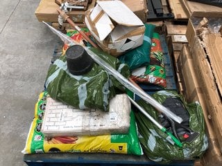 PALLET OF ASSORTED GARDENING ITEMS TO INCLUDE MIRACLE-GRO PEAT FREE PREMIUM ALL PURPOSE COMPOST: LOCATION - C8 (KERBSIDE PALLET DELIVERY)
