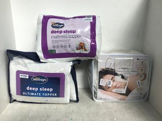 3 X ASSORTED BED ITEMS TO INCLUDE SILENT NIGHT DEEP SLEEP MATTRESS TOPPER (NOT SIZED): LOCATION - E5