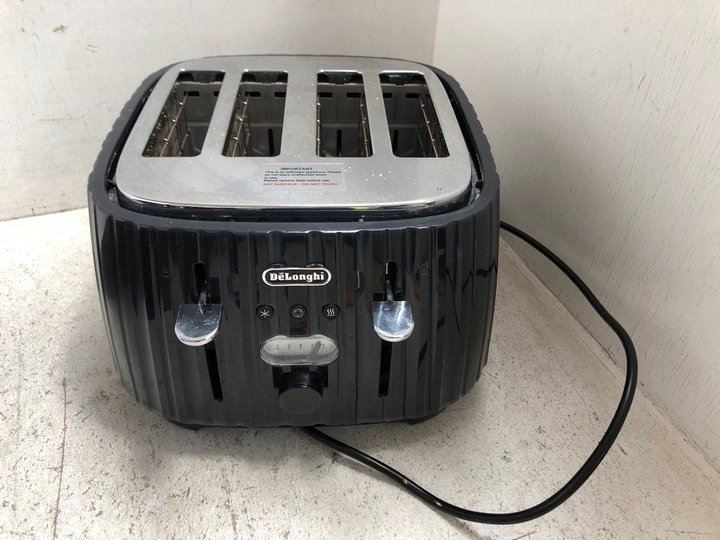 John Pye Auctions 2 X ASSORTED SMEG AND DELONGHI KETTLES LOCATION H2