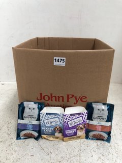 2 X ASSORTED PET FOOD ITEMS TO INCLUDE PURINA GOURMET PERLE WET CAT FOOD POUCHES: LOCATION - H4