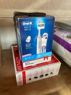 3 X ASSORTED ITEMS TO INCLUDE ORAL - B PRO 3 GIFT EDITION ELECTRIC TOOTHBRUSH: LOCATION - H10