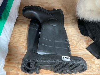 DUNLOP PROTOMASTER WELLIES SIZE UK12: LOCATION - H16