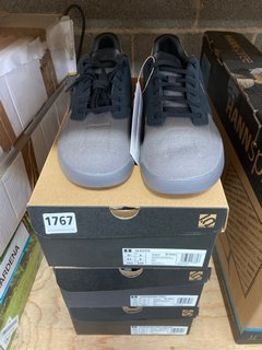 ADIDAS FIVE TEN SLEUTH LACE UP TRAINERS IN GREY/BLACK SIZE: 8 TO INCLUDE 2 X ADIDAS FIVE TEN FREE RIDER PRO CANVAS SHOES IN CARBON/CHARCOAL SIZE: 9 AND 10: LOCATION - H17