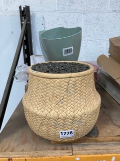 QTY OF ASSORTED ITEMS TO INCLUDE LARGE FAUX GRAVEL PLANT POT AND GREEN WALL BASKETS: LOCATION - H18