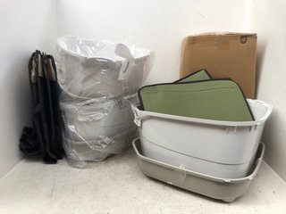 QTY OF ASSORTED PET ITEMS TO INCLUDE 3 X ASSORTED HOODED CAT LITTER BOXES: LOCATION - E10
