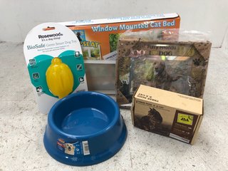 QTY OF ASSORTED PET ITEMS TO INCLUDE TRIXIE PLASTIC BOWL IN BLUE: LOCATION - E12