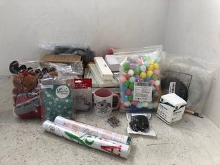 QTY OF ASSORTED ITEMS TO INCLUDE SMALL REINDEER PLUSHIE DECORATION: LOCATION - E12