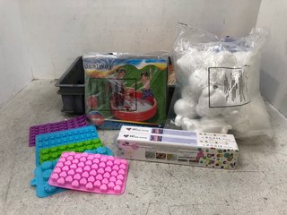 QTY OF ASSORTED ITEMS TO INCLUDE TBC PORTABLE ART SET: LOCATION - E13