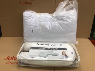 2 X ASSORTED BED ITEMS TO INCLUDE NURSE JAMIE BEAUTY BEAR AGE DEFY MEMORY FOAM PILLOW: LOCATION - E17