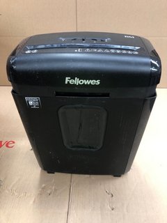 2 X ASSORTED ITEMS TO INCLUDE FELLOWES PAPER SHREDDER: LOCATION - E18