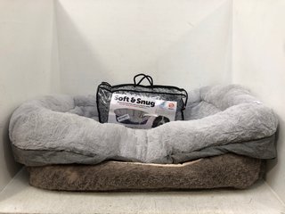 QTY OF ASSORTED PET BEDS IN ASSORTED GREY AND BROWN: LOCATION - F14