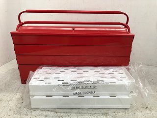 2 X ASSORTED ITEMS TO INCLUDE METAL TIERED TOOL STORAGE BOX IN RED: LOCATION - F9