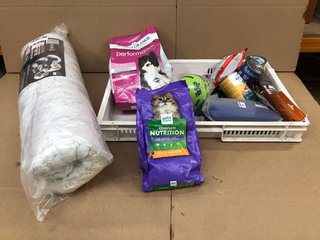 QTY OF ASSORTED PET ITEMS TO INCLUDE PETS AT HOME COMPLETE NUTRITION CHICKEN KITTEN DRIED FOOD 800G BB: 12/24: LOCATION - F7