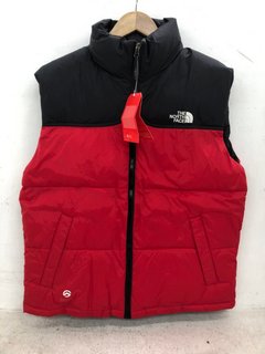 THE NORTH FACE LOGO PRINT ZIP UP GILET IN RED/BLACK SIZE: L: LOCATION - E2