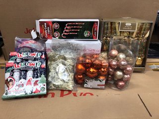 QTY OF ASSORTED CHRISTMAS ITEMS TO INCLUDE 4 PIECE LED CANDY CANE LIGHTS: LOCATION - F1 FRONT