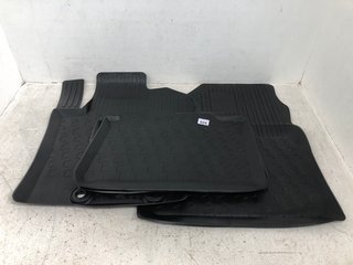 QTY OF ASSORTED SIZE RUBBER EASY CLEAN VEHICLE MATS IN BLACK: LOCATION - G4
