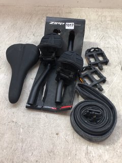 5 X ASSORTED CYCLE ITEMS TO INCLUDE WT8 BLACK CYCLE SEAT, PEDALS, INNER TUBES 700 X 35/45, 2 X ARM REST PADS & VUKA CLIPS: LOCATION - AR1
