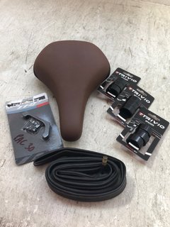 4 X ASSORTED ITEMS TO INCLUDE FLEXITE SYSTEM BROWN/BLACK CYCLE SEAT, 3 X TRIVIO SPACERS FLAT MOUNT F6 REAR ADAPTOR 22MM & INNER TUBE 700X35/45: LOCATION - AR1