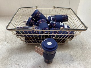 QTY OF BLUE PATTERNED DRINKING TRAVEL CUPS: LOCATION - AR5