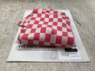BELLEMERE CASHMERE SCARF MODERN PINK OFF WHITE CHEQUERED RRP £340: LOCATION - AR8