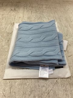 BELLEMERE CABLE KNIT UNISEX CASHMERE SCARF IN SKY BLUE COLOUR RRP £351: LOCATION - AR8