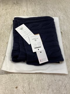 BELLAMERE CABLE KNIT SCARF UNISEX IN DARK BLUE RRP £433: LOCATION - AR9
