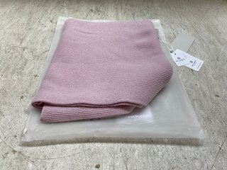 BELLEMERE RIBBED PINK CASHMERE SCARF RRP £351: LOCATION - AR9