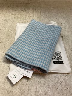 BELLEMERE DOGTOOTH BLUE/WHITE/PINK RIBBED CASHMERE SCARF RRP £520: LOCATION - AR9
