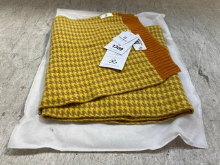 BELLEMERE DOGTOOTH GOLD/YELLOW CASHMERE SCARF RRP £520: LOCATION - AR9