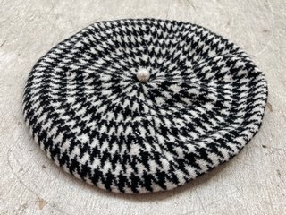 BELLEMERE DOGTOOTH PEARLED CASHMERE BERET IN BLACK/WHITE COLOUR RRP £164: LOCATION - AR9