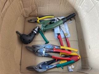 QTY OF ASSORTED ITEMS TO INCLUDE WIRE CUTTERS & PLIERS: LOCATION - BR7