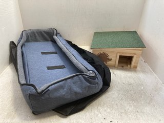HEDGEHOG HOUSE TO INCLUDE DOG BED IN BLUE AND GREY: LOCATION - BR8