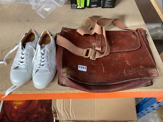 2 X ASSORTED ITEMS TO INCLUDE WHITE TRAINERS UK SIZE 4 TO INCLUDE BROWN WORN LEATHER OVER SHOULDER BAG: LOCATION - AR15