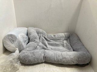 SOFT GREY DOG BED WITH INSERT CUSHION: LOCATION - BR13