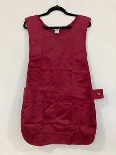 QTY OF MAROON COLOURED TABARDS IN UK SIZE MEDIUM: LOCATION - BR15