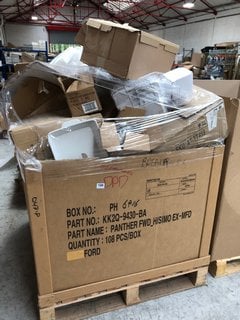 PALLET OF ASSORTED ITEMS TO INCLUDE CHINA CANDLE HOLDERS & WHITE STACEY SOLOMON 35CM ROASTER DISHES: LOCATION - A7 (KERBSIDE PALLET DELIVERY)