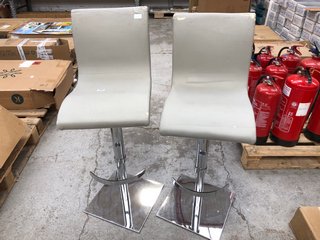 2 X GREY FAUX LEATHER BAR STOOLS WITH CHROME LEGS: LOCATION - B2