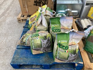 QTY OF ECO CLEAN 100% CAT LITTER TO INCLUDE STRAW TERRAIN TORTOISE PELLETS: LOCATION - B5