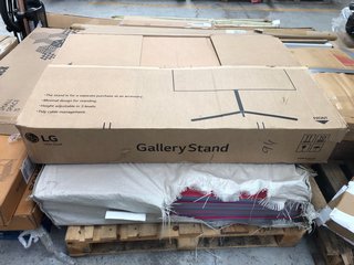 2 X ITEMS TO INCLUDE LG GALLERY STAND FRAME & COLOURED FOAM MATTING: LOCATION - A5