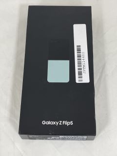 SAMSUNG GALAXY Z FLIP 5 256 GB SMARTPHONE (ORIGINAL RRP - £698) IN MINT: MODEL NO SM-F731B (WITH BOX & ALL ACCESSORIES, MINOR COSMETIC DEFECTS ON BOX) [JPTM114480]. (SEALED UNIT). THIS PRODUCT IS FUL
