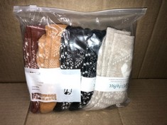 11 X ELIFE ACC WOMEN'S SOCKS ASSORTED ANIMAL NOVELTY STOCKING, FLUFFY AND COZY GIFT PACK (4.5-9, FOX-BROWN/MUSTARD/BLACK/GREY/RED) - TOTAL RRP £156: LOCATION - D