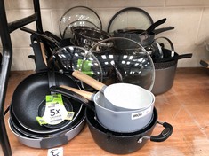 QTY OF KITCHEN ITEMS TO INCLUDE SCOVILLE 12CM FRYING PAN: LOCATION - TABLES(COLLECTION OR OPTIONAL DELIVERY AVAILABLE)