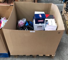PALLET OF ASSORTED CYCLING HELMETS TO INCLUDE TRESPASS CRANKY CYCLE HELMET: LOCATION - FLOOR(COLLECTION OR OPTIONAL DELIVERY AVAILABLE)