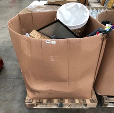 PALLET OF ASSORTED ITEMS TO INCLUDE MICKEY MOUSE DOOR MAT: LOCATION - FLOOR(COLLECTION OR OPTIONAL DELIVERY AVAILABLE)