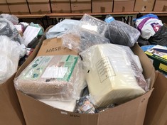 PALLET OF ASSORTED PET ITEMS TO INCLUDE PREMIUM RABBIT BEDDING: LOCATION - FLOOR(COLLECTION OR OPTIONAL DELIVERY AVAILABLE)