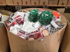 PALLET OF ASSORTED ITEMS TO INCLUDE GREEN TOP HAT: LOCATION - FLOOR(COLLECTION OR OPTIONAL DELIVERY AVAILABLE)